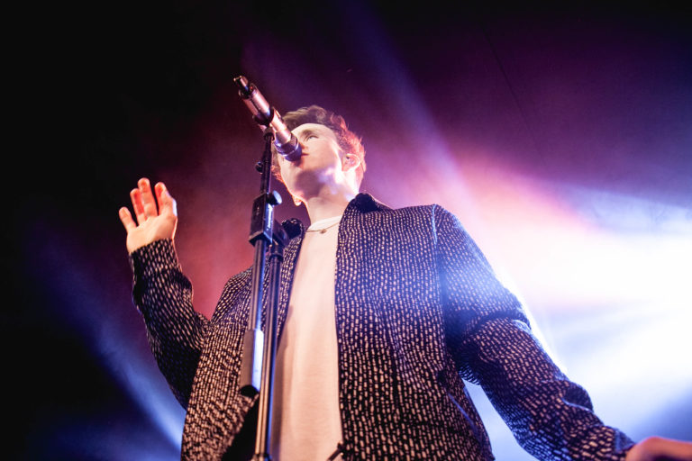 LIVE PHOTOS + REVIEW: Oli Fox Keeps Crowd ‘Young’ in London