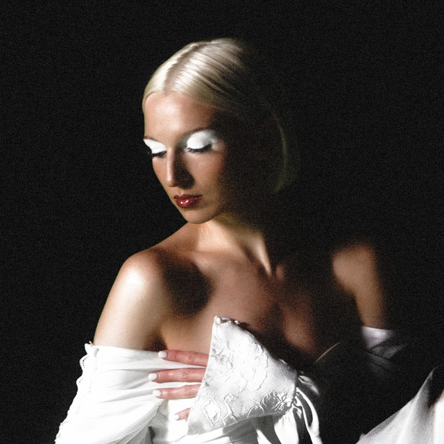 Sadye shows us her “Dark Side” in edgy and hypnotizing new single