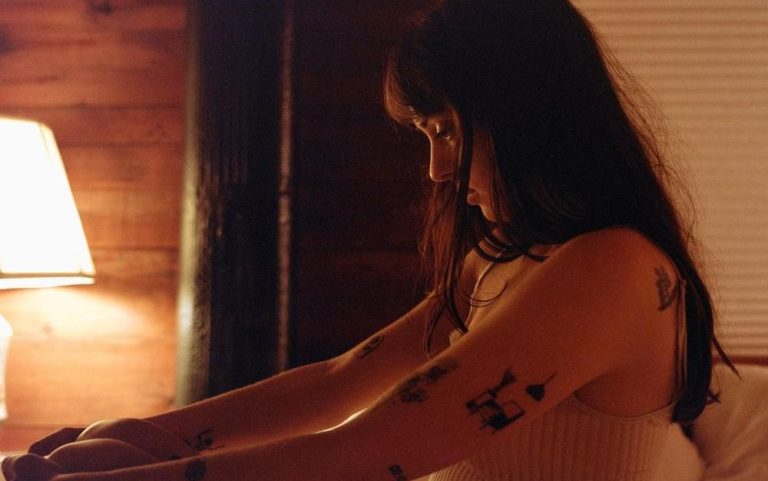 Lizzy McAlpine "I Guess"