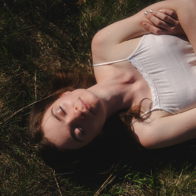 Ginger Winn’s “Averna” wraps listeners in the sweet acoustic sounds of summer