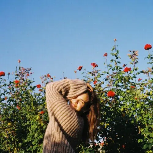 Jenna Raine is earnestly hopeful on summer anthem "Roses" 1