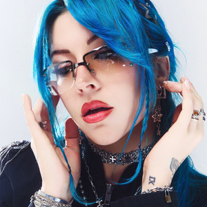 Charlotte Sands releases vibrant new single “HUSH”