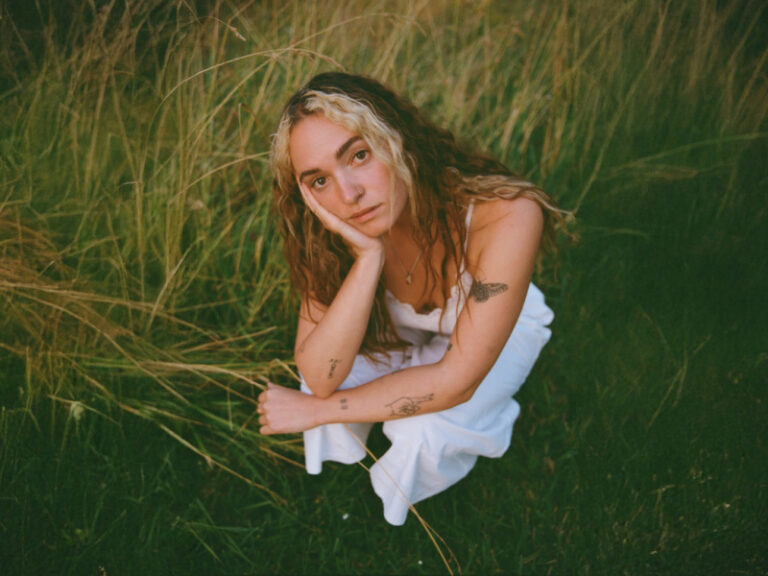 néomí shares “Sit Back Baby” from upcoming EP ‘Another Year Will Pass’