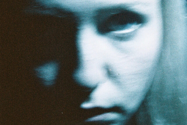 Claire Brooks delivers explosive alt-rock track “MORTAL HIDE”