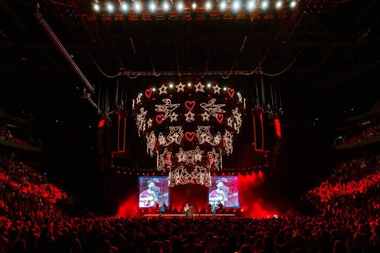 Mumford & Sons Bring Magic to the Bell Centre