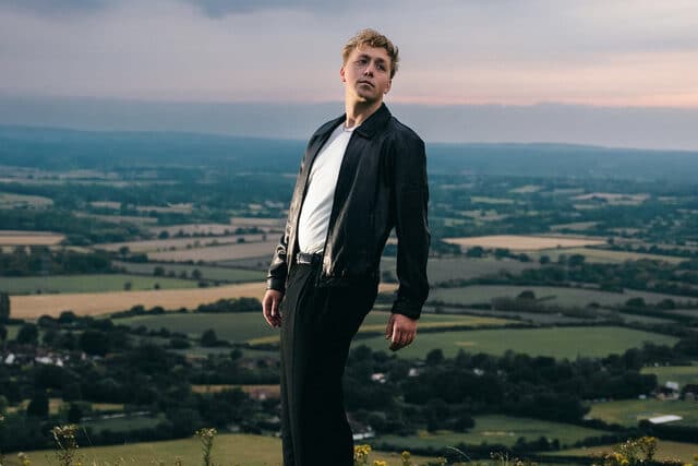 Louis Knight finds himself in uplifting new single “Until You Come Home”