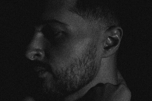 Sam Setton shares intimate pop track “FANTASY”