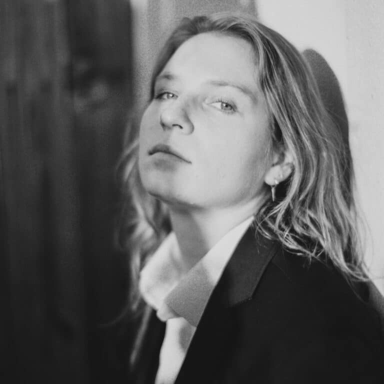 Barb dares you to love her in new queer tribute single “lily”