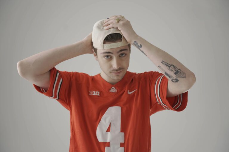 Evan Kreutz shares new punk-rock single “deja vu”