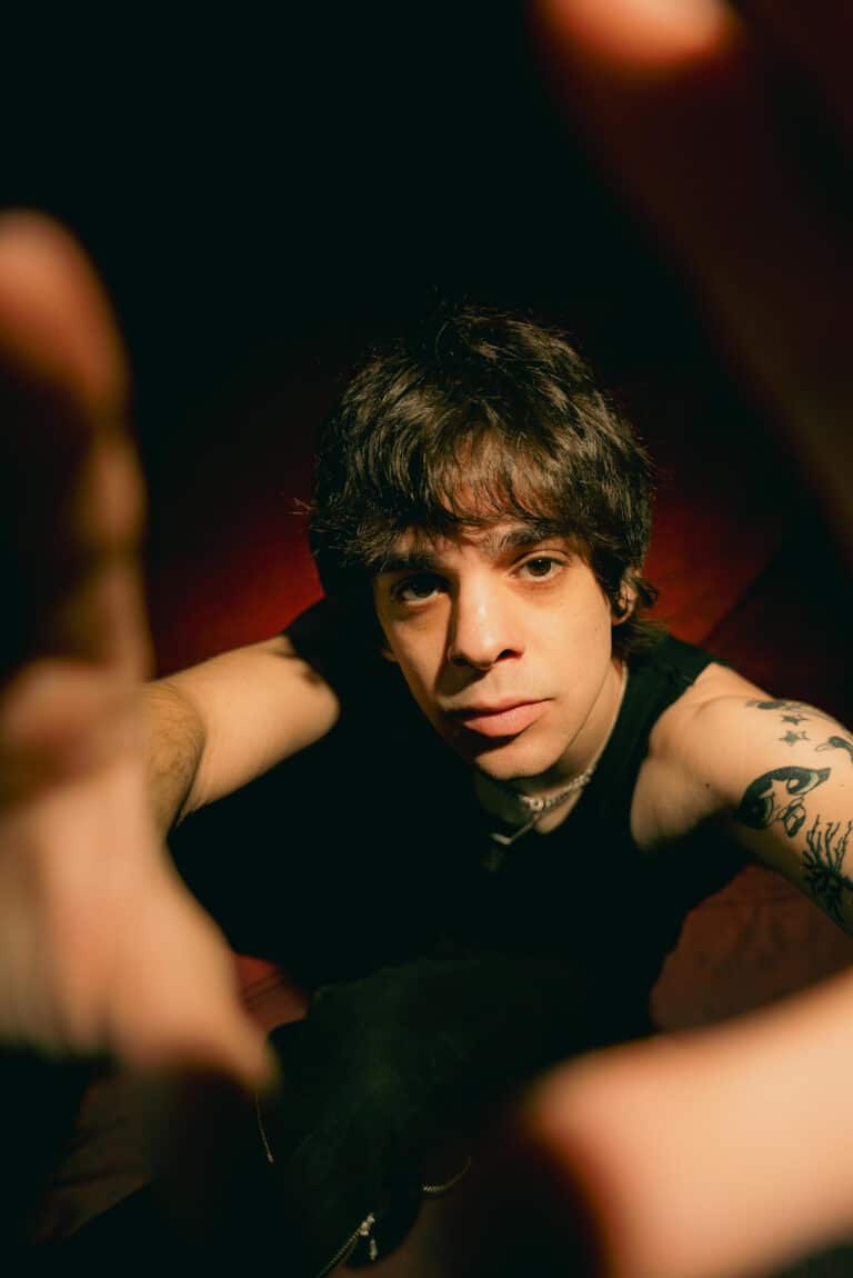 Rising alt-pop artist Ezra releases double single “MIDDLE GROUND” + “look so good”