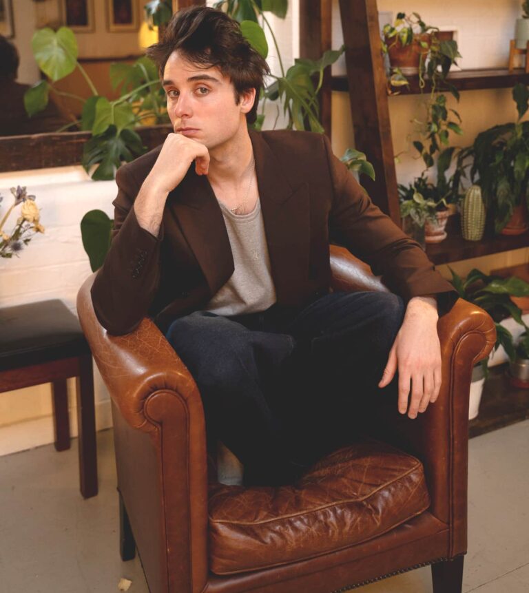 Modern Oli  takes us back to the ’80s with “Transatlantic”