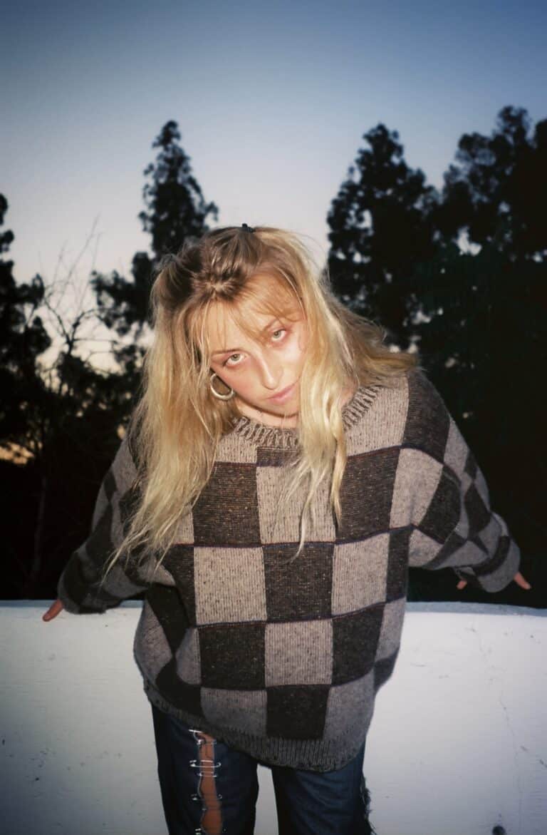 Lucy Frost releases new single “Lines”